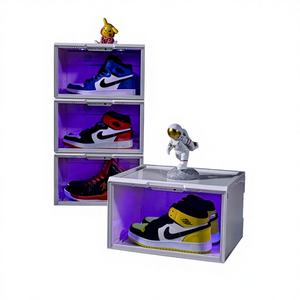 Caja de Almacenamiento Apilable de Plástico con LED para Zapatos, Transparente, con Imanes Laterales, a Prueba de Polvo, 100% Material Nuevo - Empaque Innovador para Zapatos - Product Image 1