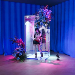 บูธภาพถ่ายกระจกเมจิกเชิงพาณิชย์กล่องบูธภาพถ่ายวิสัยทัศน์เต็มรูปแบบที่สวยงามพร้อมอุปกรณ์ประกอบฉากดอกไม้ - Product Image 3