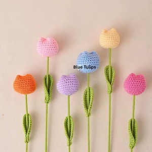 Flores de Tulipán de Ganchillo Hechas a Mano - Tulipanes Artificiales de Color Personalizado para Graduación, Día de la Madre, Día del Padre - Product Image 4