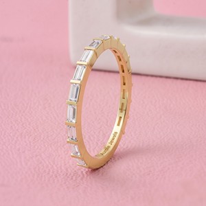 Bague d'anniversaire en or massif avec diamant de laboratoire taille baguette et sertissage barre pour bijoux de mariage et collections nuptiales - Product Image 2