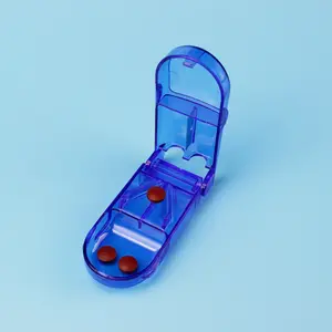 青色のプラスチックピルスプリッター/カッター頑丈なカッティングブレードとブレードガード、分割用