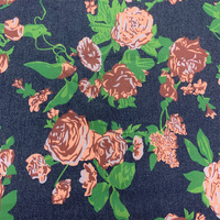 Tissu en denim imprimé coloré, 100% coton, 100 oz, adapté à la confection de pantalons, jupes et vestes pour femmes.