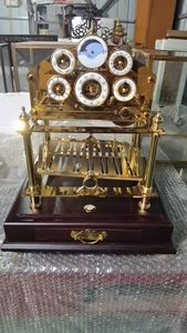 Reloj de escape de latón dorado de 24K con riel en zigzag de los años 20, cadena de fusibles de bola rodante de Congreve, fase lunar visible y plataforma, con cajón - Product Image 2