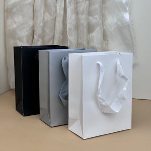 Sac en papier blanc personnalisé en usine, impression de logo, sac en papier pour les achats, sac cadeau en papier avec poignée en ruban, Bolsa De Papel - Product Image 1