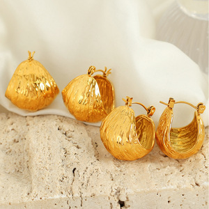 Boucles d'oreilles Huggie en or, forme de lune, motif géométrique ondulations d'eau, pour femme, usage quotidien - Product Image 1