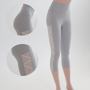 Fabricante de Leggings Personalizados OEM ODM, Pantalones de Yoga de Alta Compresión para Mujer, Capri de Malla Cruzada con Control de Abdomen y Cintura Alta para Gimnasio - Product Image 3