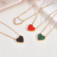 Collier Cœur en Acier Inoxydable Plaqué Or 18K avec Pendentifs Délicats en Nacre et Onyx Noir pour Femme – Vente en Gros, Anti-ternissement
