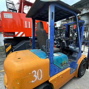 Chariot élévateur Komatsu FD30 3T à haute maniabilité, idéal pour le stockage et le déplacement de marchandises - Product Image 1