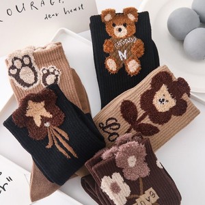 Chaussettes mi-mollet en peluche pour femme, avec motifs tendance en plumes, fleurs 3D et ours de dessin animé, chic - Product Image 1