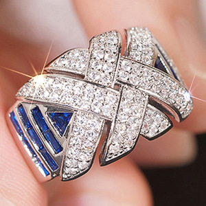Anello Statement Smaltato a Croce per Donna, Gioiello da Dito Scintillante e alla Moda - Product Image 1
