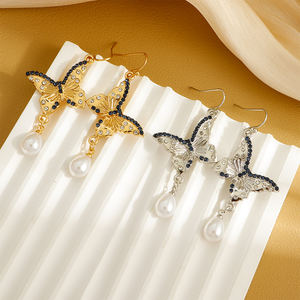 Encantadores pendientes <span class=keywords><strong>de</strong></span> gota <span class=keywords><strong>de</strong></span> mariposa chapados en plata <span class=keywords><strong>de</strong></span> aleación delicada, pendientes casuales diarios <span class=keywords><strong>de</strong></span> perlas <span class=keywords><strong>de</strong></span> cristal azul para mujeres jóvenes - Product Image 5
