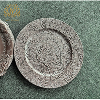 Assiettes de présentation rondes personnalisables de 13 pouces en PP, motif feuille dorée vintage, luxe léger, pour hôtels, mariages et réceptions