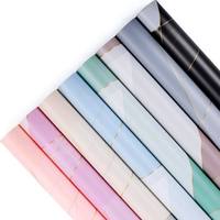 Kertas Kado Bunga PVC Sekali Pakai Anti Air Bermotif Garis Magnetik Emas Klasik dengan Cetakan Hot-stamping, Lembaran Cerah