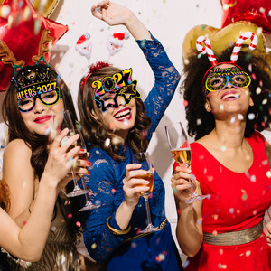 Lunettes en carton noires amusantes et tendance (8 pièces) pour le Nouvel An 2026 – Idéales pour les soirées du réveillon du Nouvel An - Product Image 4