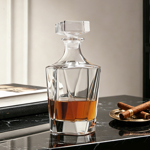 Ensemble de carafe à whisky en cristal sans plomb de luxe de 700 ml avec bouchon en verre pour la décoration de bar à domicile - Product Image 1
