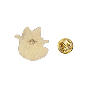 Zwarte kat die ramen eet Emaille pin Leuke katachtige dieren met eetstokjes Noedelkom Japanse voedselbroche voor rugzakdecoratie - Product Image 5