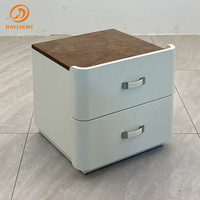 Table de chevet en cuir blanc avec plateau en placage de bois pour chambres à coucher