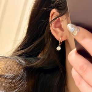 ต่างหูเพชรเดี่ยวรุ่นคลาสสิก ดาวคู่ เงินแท้ S925 ประดับคริสตัลเพชรขาว ดีไซน์หรูหรา ระดับไฮเอนด์ - Product Image 5
