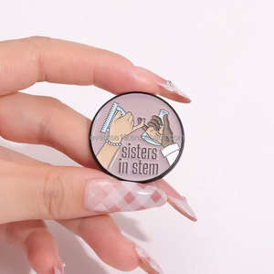 Broche en alliage <span class=keywords><strong>de</strong></span> molécule chimique <span class=keywords><strong>de</strong></span> dessin animé Fun Science Lab Beaker Metal Craft Pin pour tenue polyvalente Angel Cross Fashion - Product Image 1