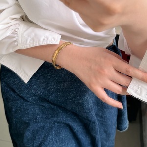 Bracelet jonc torsadé en acier titane plaqué or 18 carats, style INS, minimaliste et luxueux, motif blé, manchette ouverte, bracelet tressé torsadé, ne ternit pas - Product Image 6
