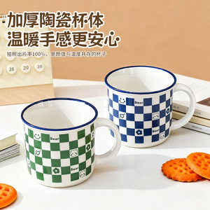 Taza de Cerámica con Diseño de Oso Sonriente en Tablero de Ajedrez, 301-400 ml, Resistente al Calor, Estilo Retro, para Regalo - Product Image 1