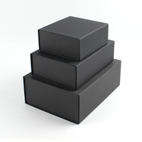 Boîtes en carton kraft rigide noir blanc marron personnalisées logo en relief matériaux recyclés imperméables pour emballage de cadeau robe chaussette