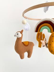 Se vende preciosa cuna de peluche de fieltro hecha a mano, color personalizado, móvil con anillo de madera - Product Image 2