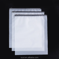 Sacs d'expédition en plastique PE transparent mat réutilisables personnalisés en gros avec fermeture éclair pour sweats à capuche, t-shirts, maillots de bain, chaussures et chaussettes