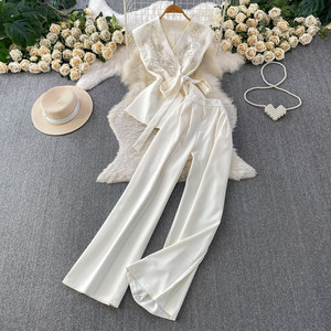 Ensemble 2 pièces élégant pour <span class=keywords><strong>femme</strong></span> : <span class=keywords><strong>haut</strong></span> brodé sans manches et pantalon large blanc pour soirée ou bureau - Product Image 1