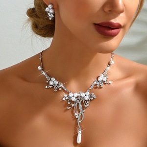 Conjunto de Perlas de Novia de Estilo Vintage Inspirado en la Europa, Collar y Pendientes de Flores Atemporales para Bodas y Ocasiones Especiales - Product Image 1