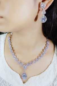 Ensemble de pendentifs en diamant américain faits à la main de qualité supérieure en pierre CZ plaquée or pour les mariages - Product Image 3