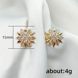 Orecchini a lobo di lusso placcati oro a forma di fiocco di neve con strass di cristallo per donna, gioielli in oro 18 carati per l'uso quotidiano - Product Image 5