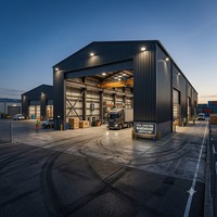 Bâtiment d'entrepôt en structure métallique préfabriquée professionnelle pour centre de logistique, stockage et distribution