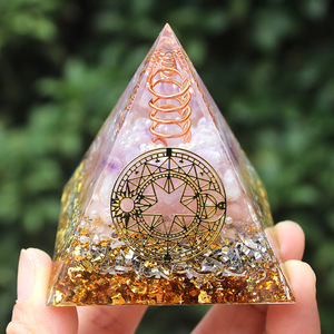 Pyramide en cristal Kogiya 6 cm en résine époxy blanche, décoration artisanale pour la maison, ornement de bureau - Product Image 1