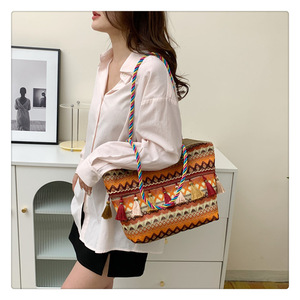 2026 bolsos calientes Niche moda bolso de mano tejido étnico viento flecos gran capacidad al por mayor bolso de hombro para mujer - Product Image 4