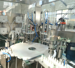 Máquina de llenado de aceite líquido, viales pequeños de plástico PET, monobloque, 5-100ml, fabricación China - Product Image 1