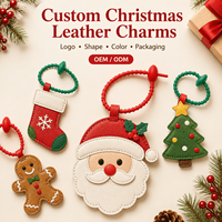 Llavero de cuero acolchado al por mayor, adorno colgante de cuero navideño, forma y color personalizados, embalaje para pedidos al por mayor B2B