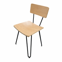 Chaise d'appoint scandinave en placage de hêtre, assise et dossier en contreplaqué, pieds en métal noir à chevrons, cadre métallique thermolaqué, vente en gros