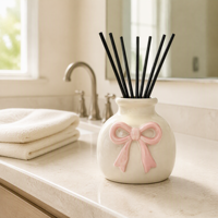 Bouteille diffuseur à roseaux en céramique rose personnalisée avec nœud, en porcelaine blanche crémeuse, pour huiles essentielles, flacon décoratif pour arômes et parfums, vente en gros