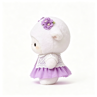 Peluche Mouton Blanc Mignon Style Doux avec Double Décoration Florale Violette, Gilet en Dentelle Blanche Assorti et Jupe Violette, Jouet en Peluche Mouton Moelleux