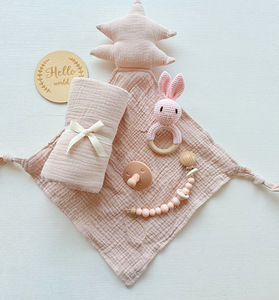 Vente en gros usine/OEM Coffret cadeau <span class=keywords><strong>de</strong></span> <span class=keywords><strong>naissance</strong></span> pour bébé, comprenant un jouet hochet animal à mordiller, en coton unisexe, idéal pour cadeau <span class=keywords><strong>de</strong></span> pleine lune - Product Image 6