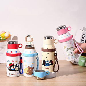Botella de agua aislada al vacío de 700 ml con estampado de dibujos animados, de acero inoxidable, con correa de mano, taza para beber para niños, para la escuela - Product Image 1