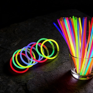 Bracelets lumineux et bâtons lumineux sont des jouets pour enfants, des accessoires de concert et des articles très demandés sur les stands de rue. Directement - Product Image 1