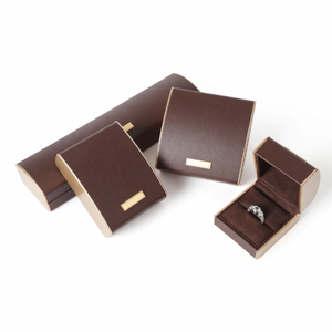 Caja de Joyería Arqueada de Cuero PU de Lujo con Logotipo Personalizado del Fabricante, Forro de Espuma de Terciopelo para Collares, Colgantes y Pulseras - Product Image 5