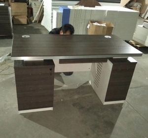 Escritorio de ordenador tamaño pequeño color oscuro al por mayor 1400 diseño modular moderno y duradero para mesa de oficina del personal - Product Image 4