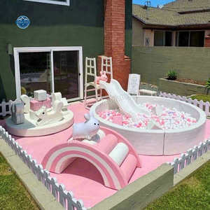 Parque Infantil Interior Móvil <span class=keywords><strong>de</strong></span> <span class=keywords><strong>Madera</strong></span> con Tobogán <span class=keywords><strong>de</strong></span> Plástico Blanco y Rosa para Niños Pequeños, Guarderías, Jardines <span class=keywords><strong>de</strong></span> Infancia y Centros Comerciales, 13x13 pies, Resistente - Product Image 1