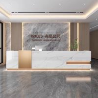 Comptoir de réception moderne incurvé avec éclairage LED et accents dorés, logo personnalisé, comptoir de réception de luxe pour salon de beauté