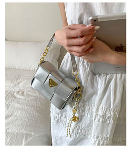 Bolso bandolera de hombro con diseño de nicho para mujer, bolso Tejido ligero con forma cuadrada compacta para llevar bajo el brazo - Product Image 4