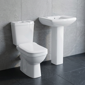 Ensemble de salle de bain en céramique pour le marché africain, comprenant WC deux pièces avec réservoir à double chasse et lavabo sur colonne - Product Image 5