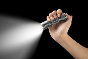 Linterna Portátil FAVOURLIGHT con Control de Enfoque, 150lm LED, 4 Modos, Recargable por USB, Resistente al Agua IP65, para Uso Diario en Exteriores - Product Image 6